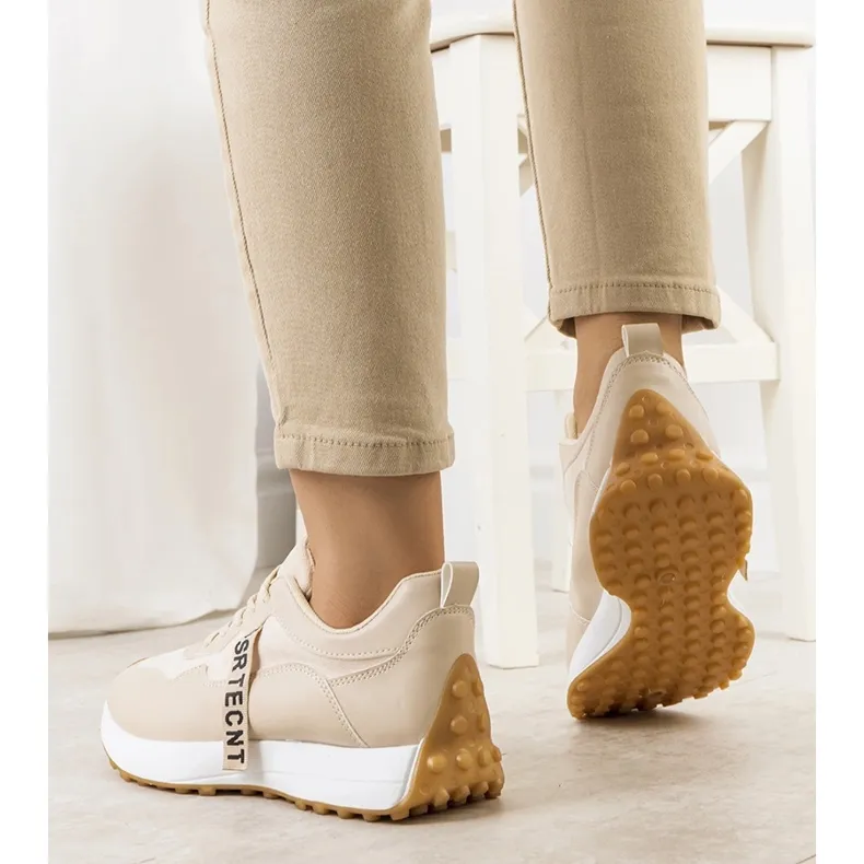 Beige sneakers with Samina chain