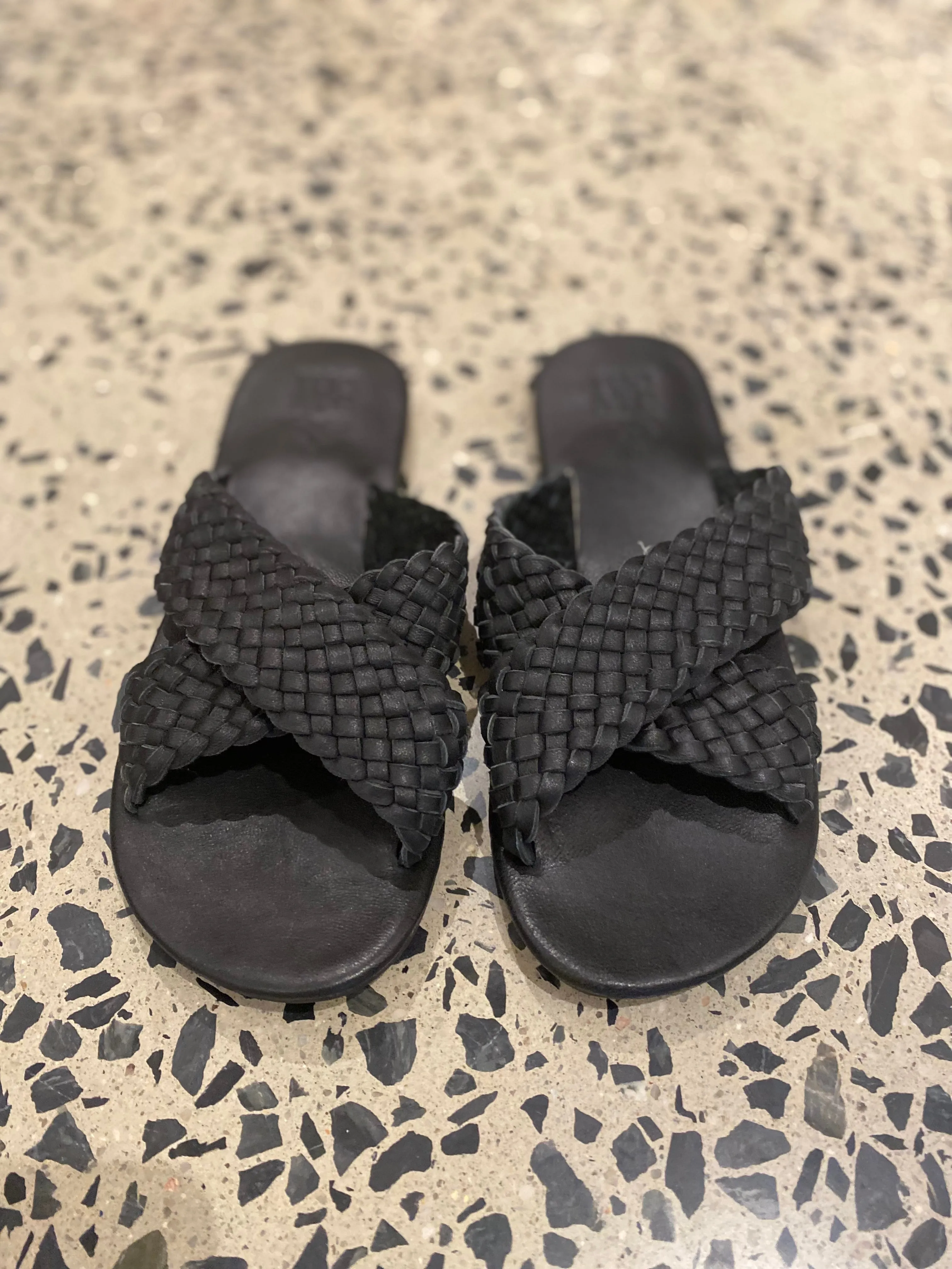 CROSSOVER PLAITED SLIDE  - Black