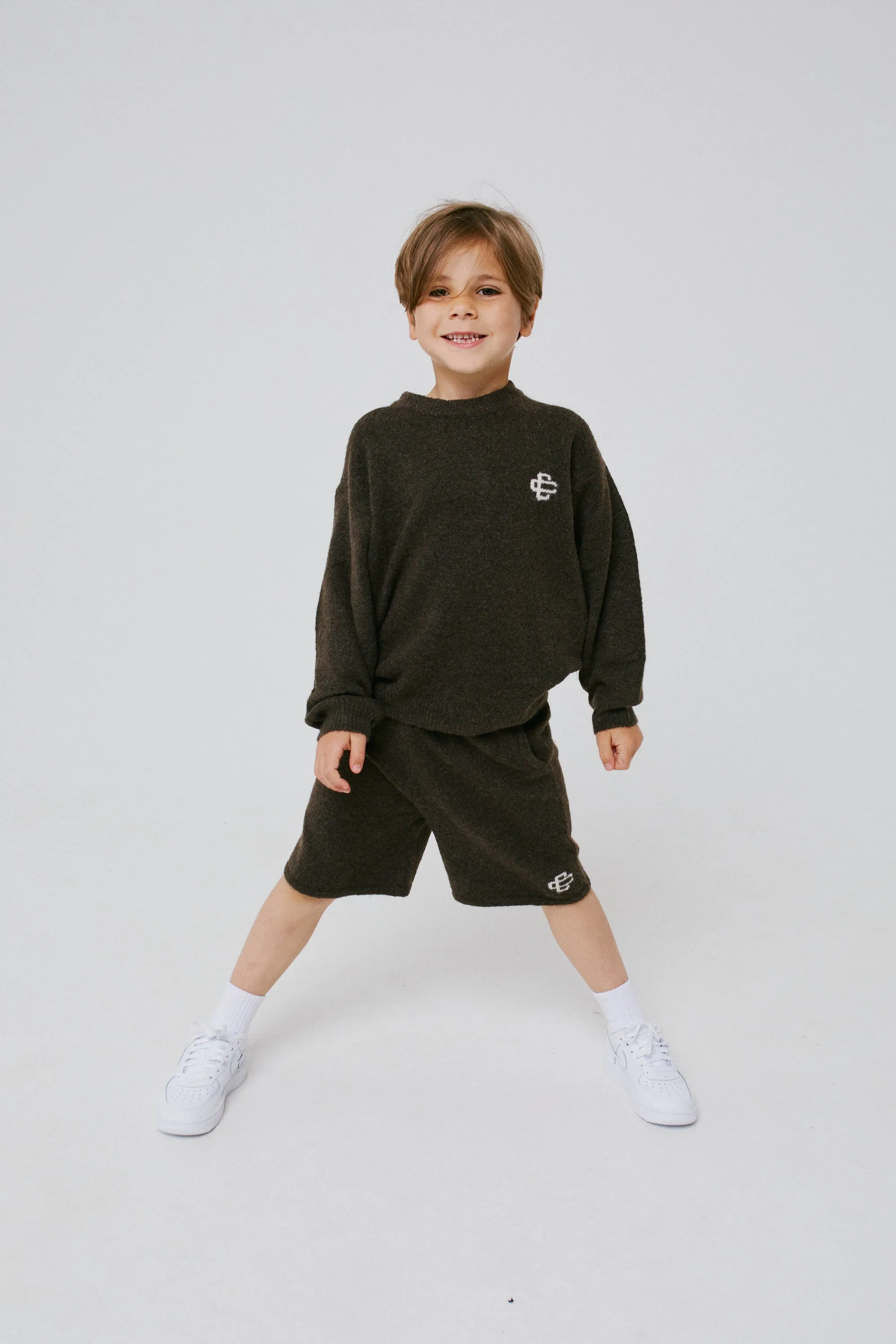 KIDS LIGHTWEIGHT FLUFFY KNIT EMBLEM CREW - BROWN