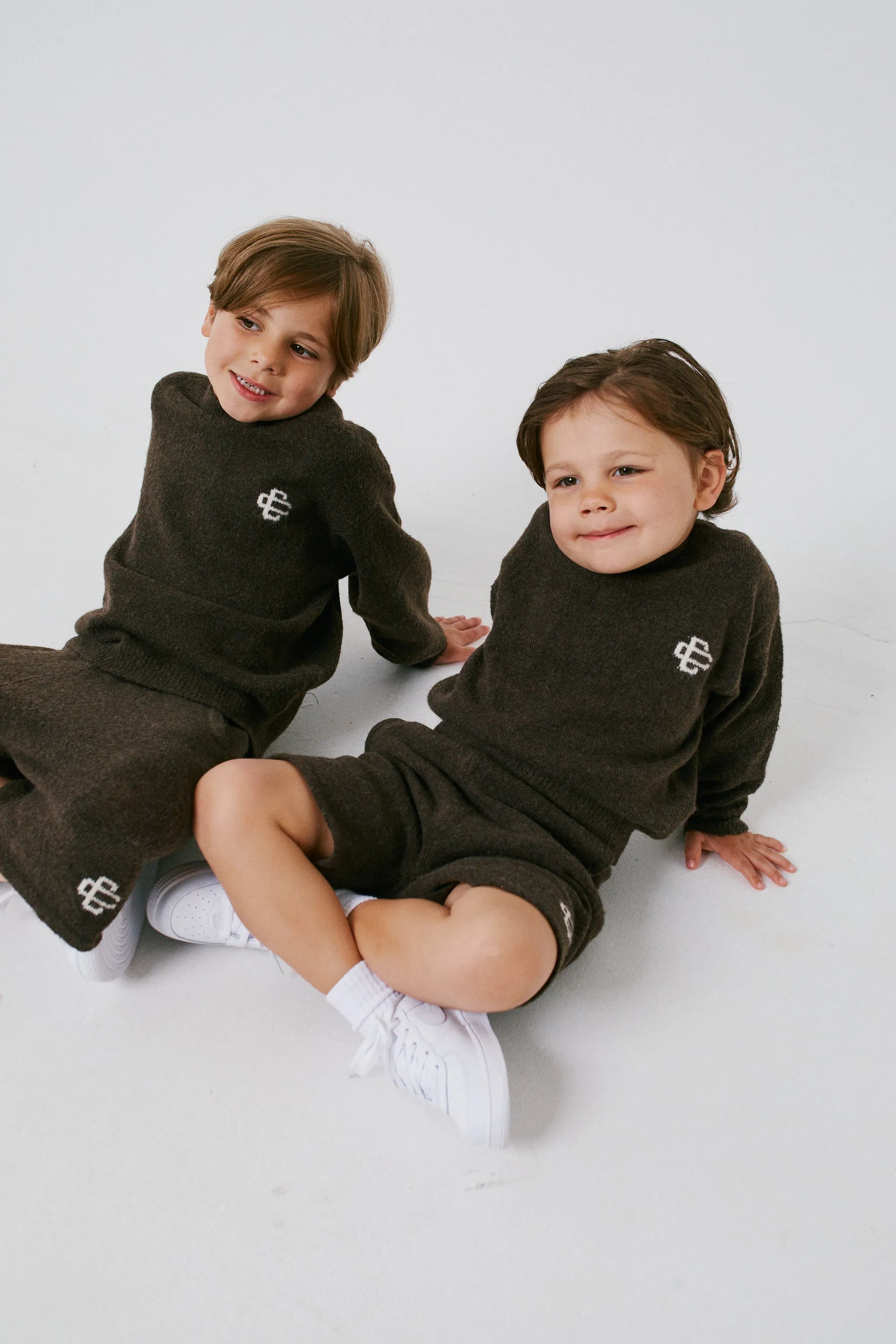 KIDS LIGHTWEIGHT FLUFFY KNIT EMBLEM CREW - BROWN