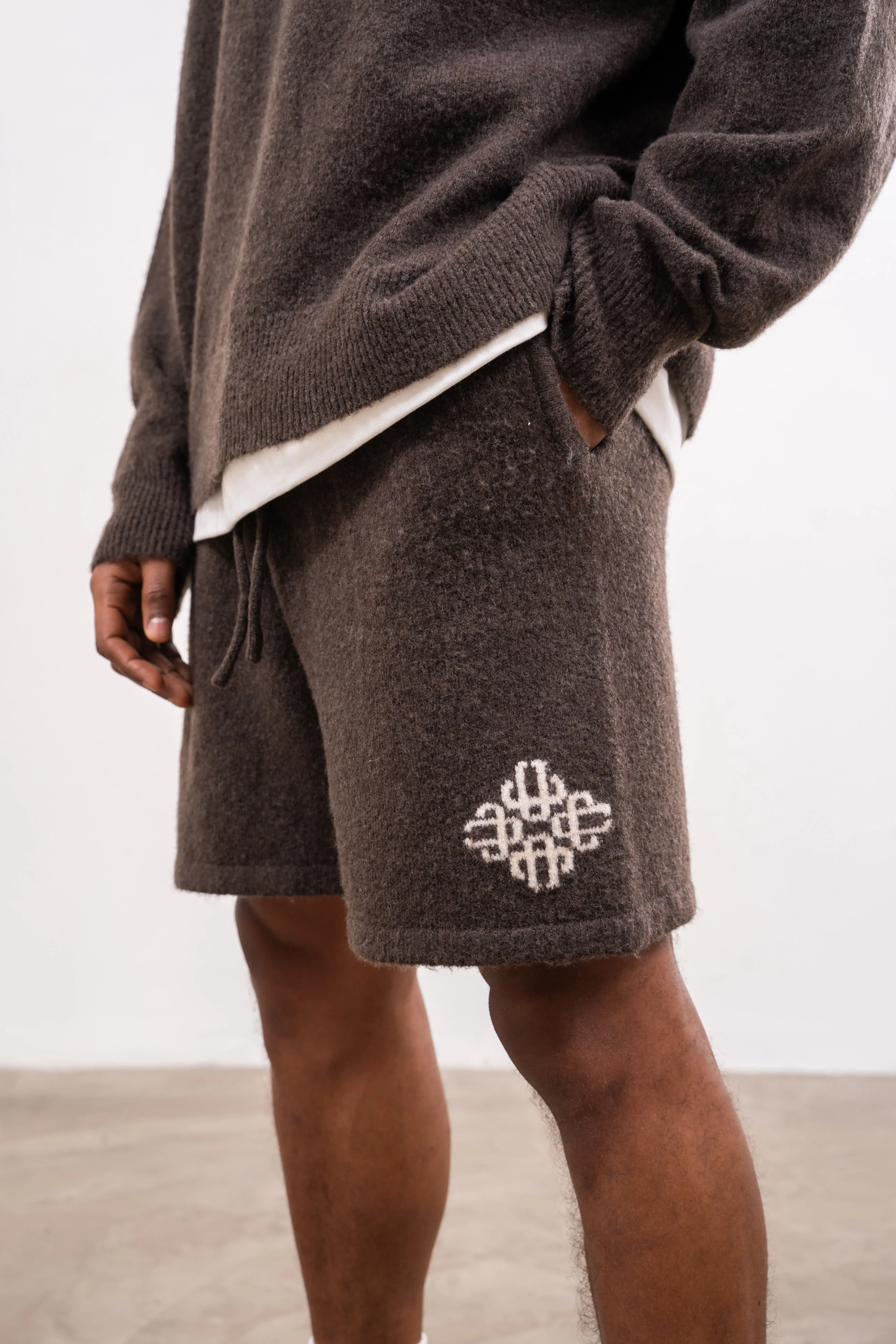 LIGHTWEIGHT FLUFFY KNIT EMBLEM SHORTS - BROWN