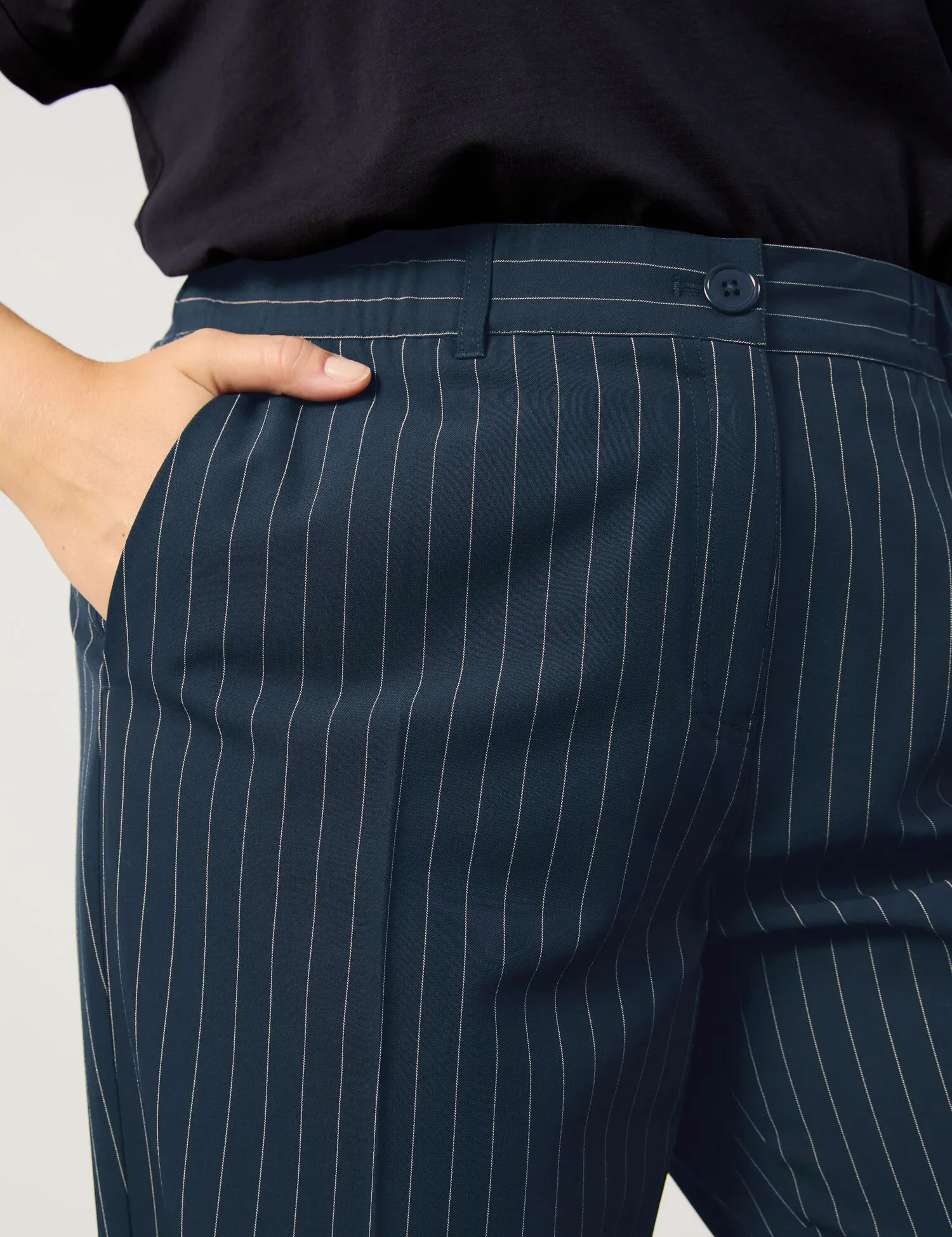 Wide trousers with pinstripes, Carlotta