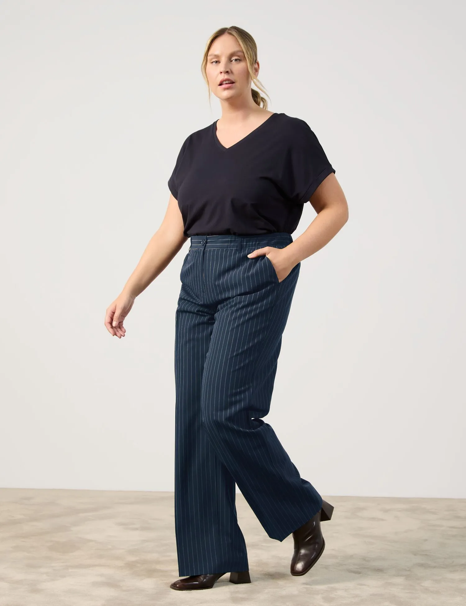 Wide trousers with pinstripes, Carlotta