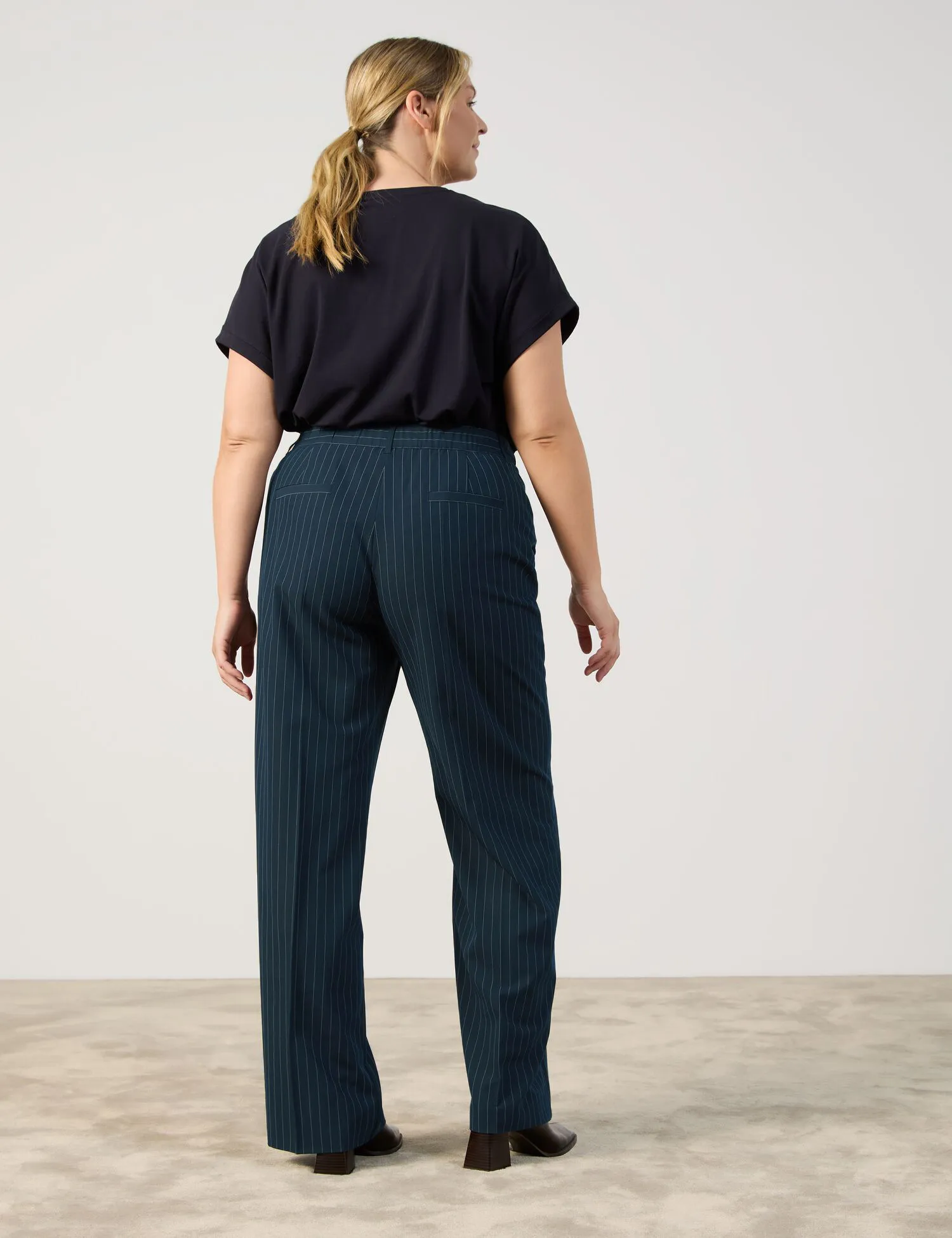 Wide trousers with pinstripes, Carlotta